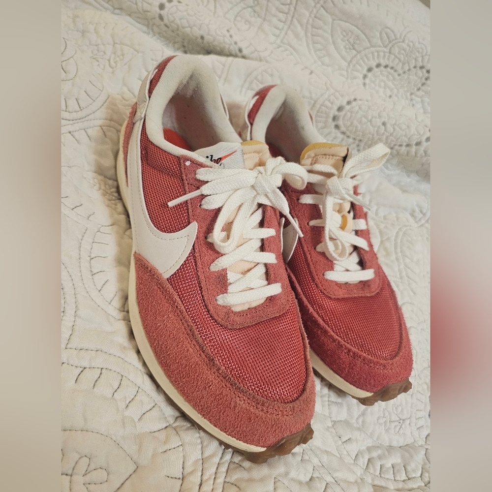 Nike Womens Waffle Debut Vinyage Style Shoes.  Size 8.